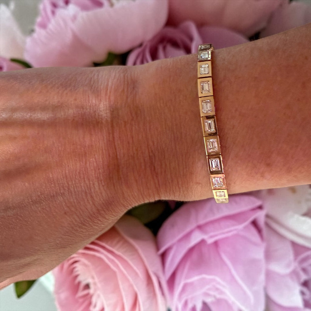 Bezel Emerald Cut Tennis Bracelet in Yellow Gold